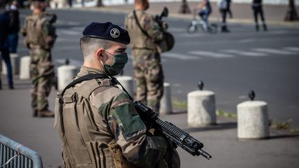 Un militaire masqué durant le confinement mis en place pour lutter contre la pandémie de Covid-19, le 7 mai 2020 à Paris. (MAXPPP)