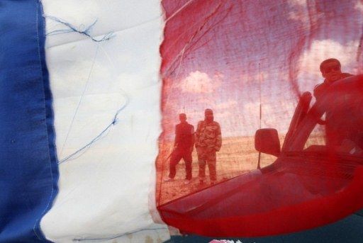 Les rebelles libyens à travers un drapeau français (AFP)