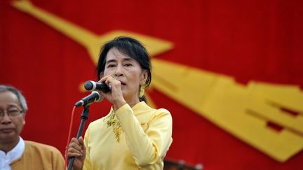 L'opposante Aung San Suu Kyi &agrave; Kawhmu (Birmanie), le 17 avril 2012. (SOE THAN WIN / AFP)