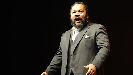 Dieudonn&eacute;, lors d'un spectacle au Z&eacute;nith de Saint-Etienne (Loire), en mars 2013. (MAXPPP)