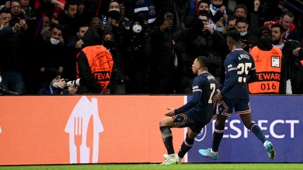 Kylian Mbappe célèbre son but face au Real Madrid, le 15 février 2022, en&nbsp;huitième&nbsp;de finale de Ligue des champions. (FRANCK FIFE / AFP)