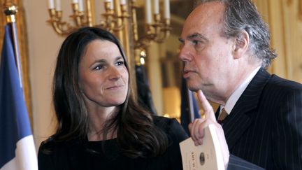 Fr&eacute;d&eacute;ric Mitterrand remet les cl&eacute;s du minist&egrave;re de la Culture &agrave; Aur&eacute;lie Filippetti, le 17 mai 2012 &agrave; Paris.&nbsp; (THOMAS SAMSON / AFP)