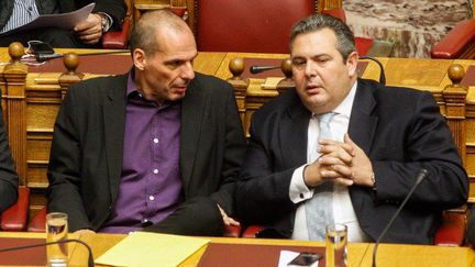 Les ministres grecs des Finances et de la Défense, Yannis Varoufakis et Panos Kammenos au Parlement d'Athènes, le 6 février 2015.