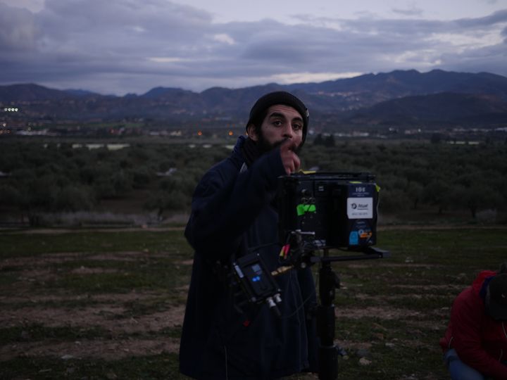 Le réalisateur Mouloud Liotna en Kabylie lors du tournage de son film, en janvier 2023. (Mouloud Liotna/Oeil vif)