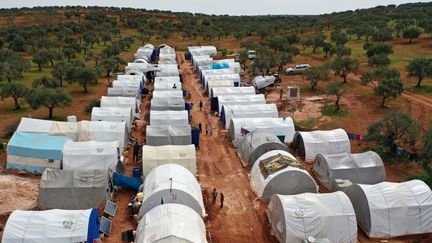 
Cette photo prise le 5 avril 2020 montre une vue aérienne d'un camp pour les Syriens déplacés des provinces d'Idlib et d'Alep, près de la ville de Maaret Misrin dans la province d'Idlib au nord-ouest de la Syrie.
 (OMAR HAJ KADOUR / AFP)