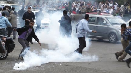 Des opposants au pr&eacute;sident &eacute;gyptien, Mohamed&nbsp;Morsi, affrontent la police devant le Conseil supr&ecirc;me de la justice&nbsp;au Caire (Egypte), le 24 novembre 2012. (ASMAA WAGUIH / REUTERS)