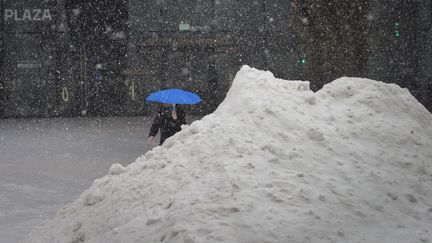 A New York aussi, la neige est tombée dru. D'imposants monticules de poudreuse se sont formés sur le passage des chasse-neige. (DREW ANGERER / GETTY IMAGES NORTH AMERICA / AFP)