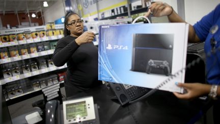 Vente d'une PS4 Sony dans un magasin de Pembroke Pines, en Floride, le 15 novembre 2013. (JOE RAEDLE / GETTY IMAGES / AFP)