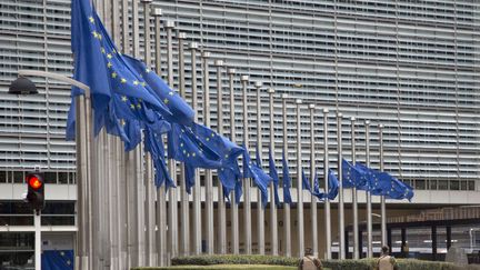 Les drapeaux europ&eacute;ens&nbsp;ont &eacute;t&eacute; mis en berne devant la Commission europ&eacute;enne, &agrave; quelques centaines de m&egrave;tre de la station Maelbeek (Bruxelles), lieu d'une explosion mardi 22 mars 2016. (VIRGINIA MAYO / AP / SIPA)