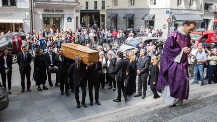 L'arrivée du cercueil lors de la cérémonie d'obsèques de Pierre Bellemare à l'église Saint-Roch à Paris, le 31 mai 2018. (NICOLAS KOVARIK / MAXPPP)