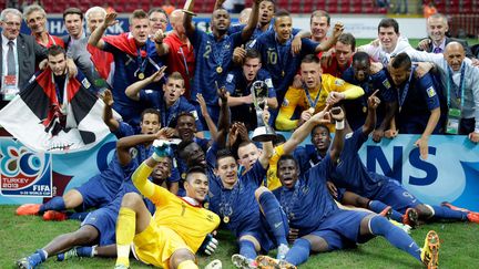 L'&eacute;quipe de France des moins de 20 ans f&ecirc;te sa victoire en Coupe du monde, &agrave; Istanbul (Turquie), le 13 juillet 2013. (ARMANDO FRANCA / AP / SIPA )