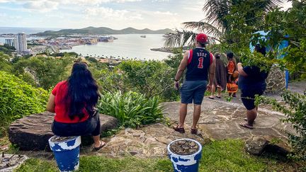 Des habitants à Nouméa le 19 mai 2023, après qu'un séisme de magnitude 7,7 a eu lieu à environ 300 kilomètres des côtes calédoniennes. (MATHURIN DEREL / AFP)