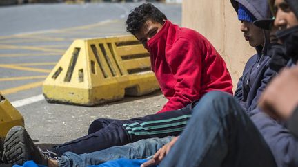 Les jeunes de moins de 18 ans espèrent bénéficier de la législation européenne qui prévoit des dispositifs d'accueil spéciaux pour les migrants mineurs isolés et limite les procédures d'expulsion.
 (FADEL SENNA / AFP)