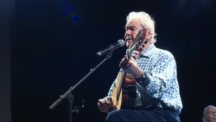 Pierre Perret en concert à Gien, dans le Loiret. (France 3)