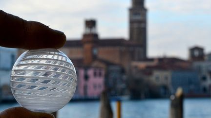 A Murano près de Venise en Italie, le travail des perliers. 18 décembre 2020 (ANDREA PATTARO / AFP)