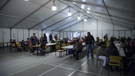 Des demandeurs d'asile déposent une demande à Berlin (Allemagne), le 11 mars 2016. (EMMANUELE CONTINI / NURPHOTO / AFP)