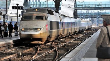 Chaque jour, les candidats sillonnent la France, ses routes et ses rails. (PHILIPPE HUGUEN / AFP)