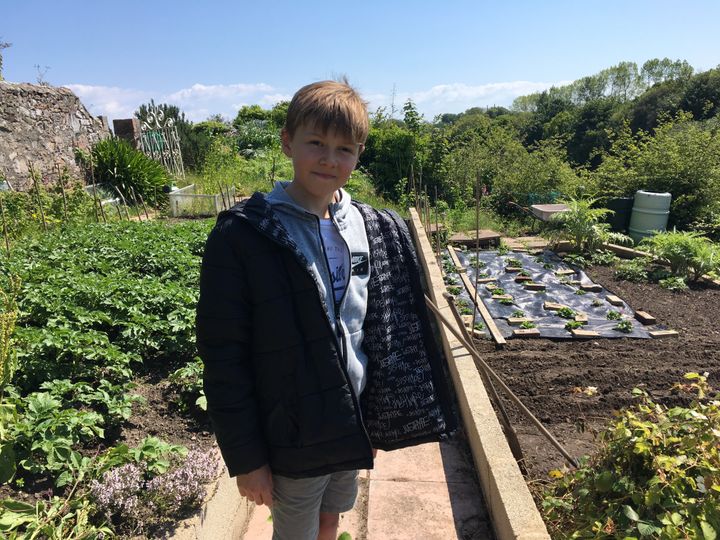 Matthieu dans son potager à Saint-Martin, sur l'île de Jersey. (INGRID POHU / RADIO FRANCE)