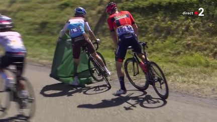 Tony Gallopin se prend un parasol dans une roue lors de la 5e étape