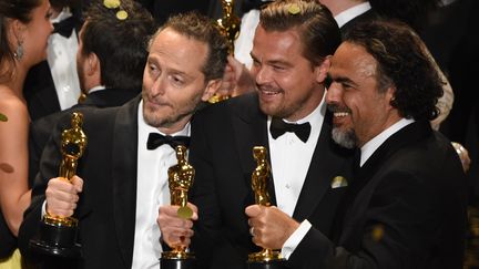 Emmanuel Lubezki, Leonardo DiCaprio et Alejandro Gonzalez Iñarritu&nbsp;oscarisés le 28 février 2016 à la 88e cérémonie des Oscars. (MARK RALSTON / AFP)