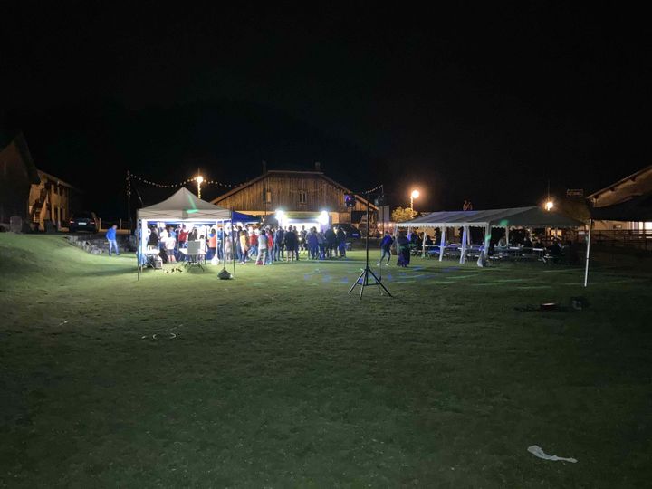 La fête s'est prolongée tard dans la nuit au col de Romme, la veille du passage des coureurs. (AH)