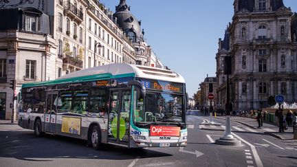 Un bus de la RATP à Paris, le 10 octobre 2018. (CHRISTOPHE PETIT TESSON / EPA)