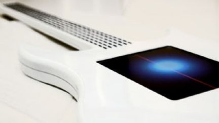 La guitare digitale est équipée d'un écran LCD d'une résolution de 800x600 et d'un manche de 144 touches (Misa Digital)