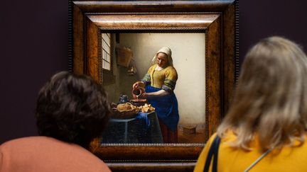 Des visiteuses devant le tableau de Johannes Vermeer "La Laitière" au Rijksmuseum d'Amsterdam le 8 février 2023. (SYLVIA LEDERER / XINHUA / MAXPPP)