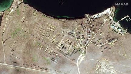 Cette image satellite publiée par Maxar Technologies montre des équipements militaires positionnés sur les rives du lac Donuzlav, en Crimée, le 15 février 2022. (AFP)