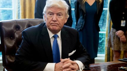 Donald Trump a décidé d'ouvrir une enquête sur de possibles fraudes électroales. Ici, le 24 janvier 2017&nbsp;à la Maison Blanche. (NICHOLAS KAMM / AFP)