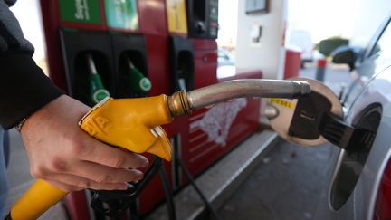 Illustration de la hausse du carburant dans une station-service d'Antibes. (SEBASTIEN BOTELLA / MAXPPP)