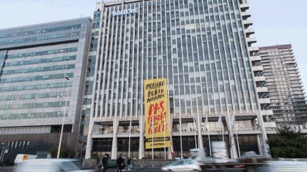 &nbsp; (Action de Greenpeace contre un bâtiment du groupe Bolloré à Puteaux © Simon Lambert / Greenpeace)