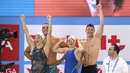 Beryl Gastaldello, Florent Manaudou, Mélanie Henique et Maxime Grousset célèbrent leur médaille d'or, le 16 décembre 2022 à Malbourne (Australie). (SIPA)