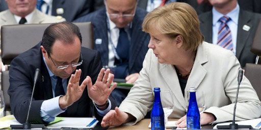 La chancelière Angela Merkel et le président François Hollande le 21 mai 2012 lors du sommet de l'OTAN à Chicago. (AFP PHOTO/Saul LOEB)