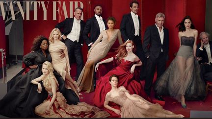 Sur cette photo prise par Annie Leibovitz et retouchée par le magazine américain "Vanity Fair", l'actrice&nbsp;Reese Witherspoon semble avoir trois jambes. (ANNIE LEIBOVITZ / VANITY FAIR)