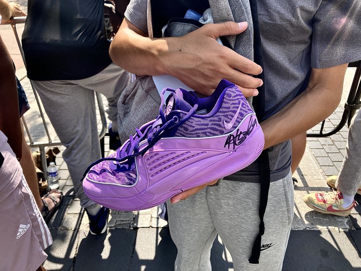 Sami, supporter venu voir les joueurs NBA, a obtenu la signature de Kevin Durant sur sa chaussure à Paris, le 2 août 2024. (FRANCEINFO / BENOIT JOURDAIN)