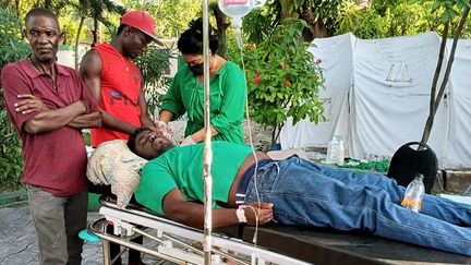 Des médecins cubains soignent une victime du&nbsp;séisme à Jérémie, en Haïti, samedi 14 août.&nbsp; (HANDOUT / AFP)