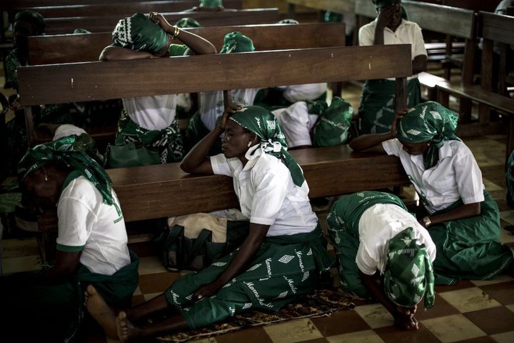 Transe des dévotes lors de&nbsp; l'office de Noël de l'église kimbanguiste le 25 mai 2017, à Nkamba, en RDC. (JOHN WESSELS / AFP)