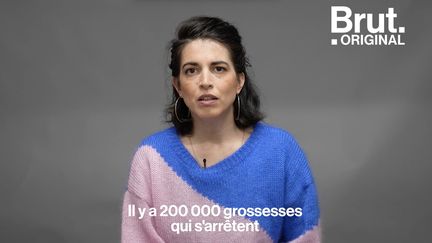 En France, le collectif “Fausse couche, vrai vécu” milite pour que les arrêts naturels de grossesse puissent être plus reconnus. La cofondatrice Judith Aquien nous présente les mesures concrètes qu’elle propose. (BRUT / FRANCEINFO)