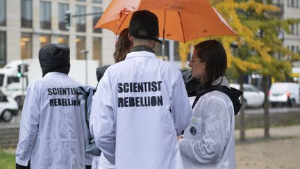 Des membres du groupe "Scientifiques en rebellion" devant le siège du ministère allemand des Transports, le 18 octobre 2022. (PAUL ZINKEN / DPA)