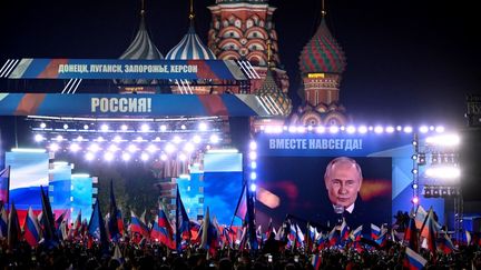 Vladimir Poutine&nbsp;s'exprime lors d'un rassemblement sur la Place Rouge de Moscou (Russie), le 30 septembre 2022. (ALEXANDER NEMENOV / AFP)