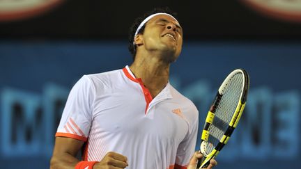 Jo-Wilfried Tsonga, qualifi&eacute; pour le deuxi&egrave;me tour de l'Open d'Australie, le 17 janvier 2012 &agrave; Melbourne. (NICOLAS ASFOURI / AFP)