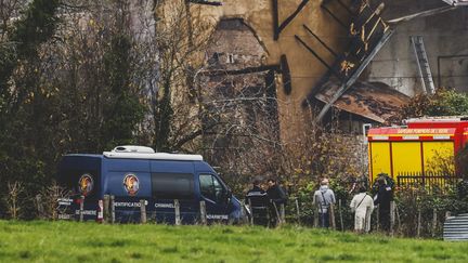 Les décombres de la maison dans laquelle ont été découverts deux corps calcinés, à Châteauvilain (Isère), le 27 novembre 2023. (JEAN-BAPTISTE BORNIER / MAXPPP)