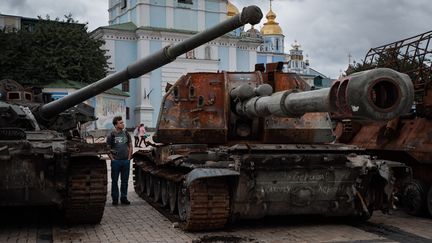 Des chars russes exposés sur la place Mykhailivska, au centre de Kiev, le 12 septembre 2022. (ANTONI LALLICAN / HANS LUCAS / AFP)