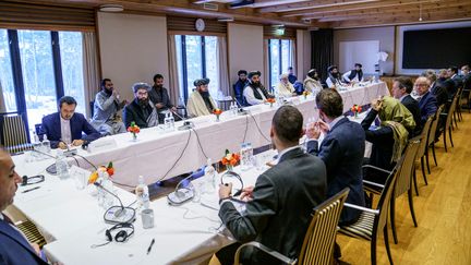 Rencontre entre représentants talibans et des diplomates occidentaux&nbsp;sur l'urgence humanitaire et les droits humains en Afghanistan, à Oslo (Norvège), le 24 janvier 2022. (AFP)