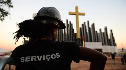 Derniers pr&eacute;paratifs sur la plage de Copacabana (Br&eacute;sil), jeudi 18 juillet, avant la messe d'ouverture c&eacute;l&eacute;br&eacute;e mardi par le pape Fran&ccedil;ois. (CHRISTOPHE SIMON / AFP)