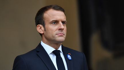 Emmanuel Macron sur le perron de l'Elysée, à Paris, le 10 novembre 2018. (MUSTAFA YALCIN / ANADOLU AGENCY / AFP)