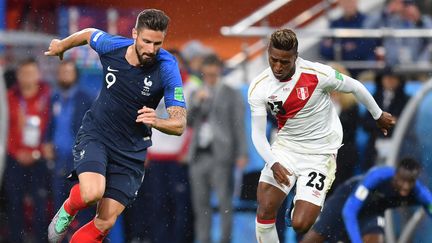 Olivier Giroud et Pedro Aquino pendant le match France-Pérou, le 21 juin 2018 à Ekaterinbourg (Russie). (HECTOR RETAMAL / AFP)