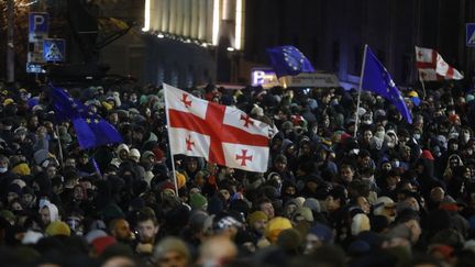 Des milliers de personnes ont manifesté à Tbilissi (Géorgie), le 28 novembre 2024, contre la décision du gouvernement de retarder les négociations pour intégrer l'UE. (MIRIAN MELADZE / AFP)