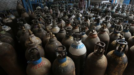 Des bouteilles d'oxygène vides, des retour des hopitaux de Bangalore (Inde), le 21 avril 2021. Photo d'illustration. (JAGADEESH NV / EPA / MAXPPP)